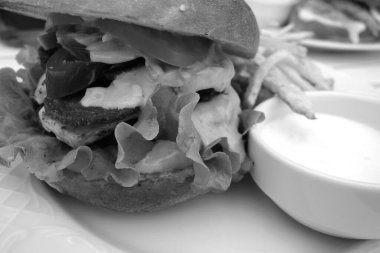 Siyah ve beyaz olarak kızarmış patates ve hamburger. Gıda arkaplanı.