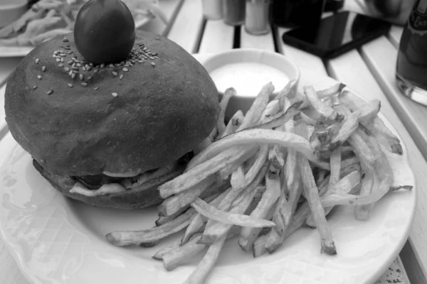 黒と白をセットしたバーガーとポテトフライ 食品の背景 — ストック写真