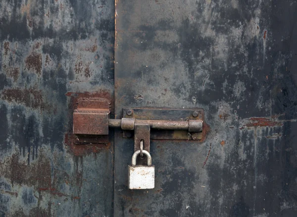 Oude roestige vergrendelde metalen poort. — Stockfoto