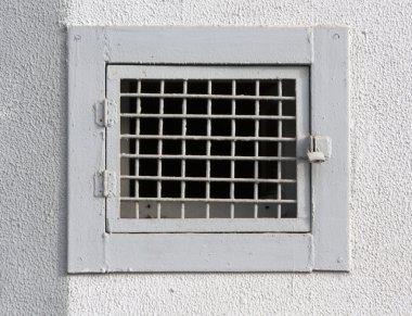 Alçı duvar üzerinde kilit ile metal ızgara.