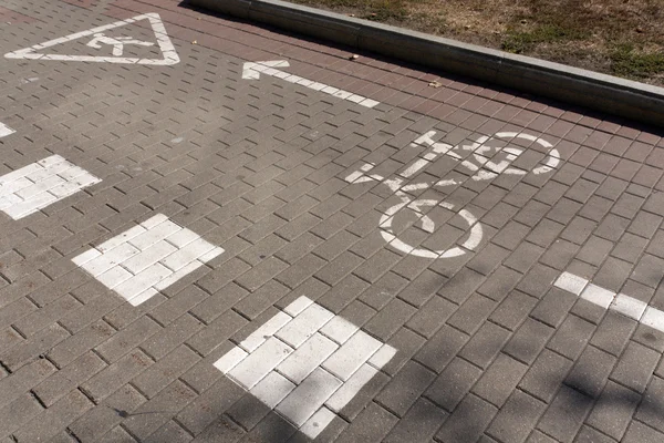 Ścieżka rowerowa na bruk z znak. — Zdjęcie stockowe