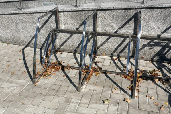 Ciudad de metal estacionamiento de bicicletas en otoño . — Foto de Stock