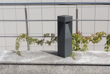 Modern sokak lambası, Küpeşte ve sarmaşık dalı.