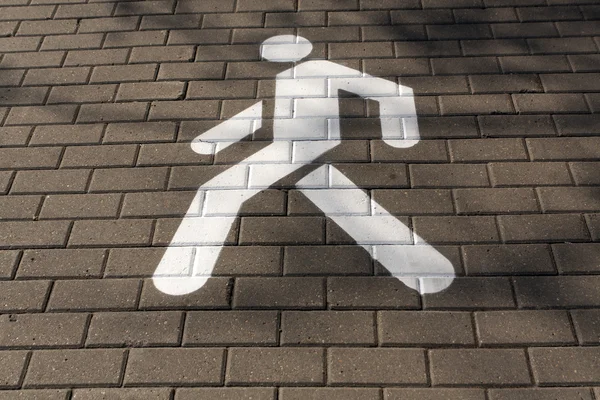 Weißes Fußgängerschild auf Gehweg. — Stockfoto