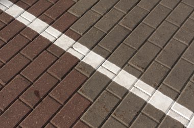 İki renkli kaldırım üzerinde beyaz çizgi.