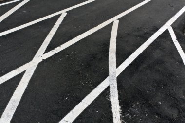Beyaz boyalı çizgiler ile çalışan asfalt parça.