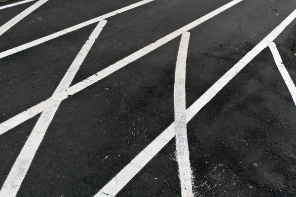 Pista asfaltata in esecuzione con linee dipinte di bianco . — Foto Stock
