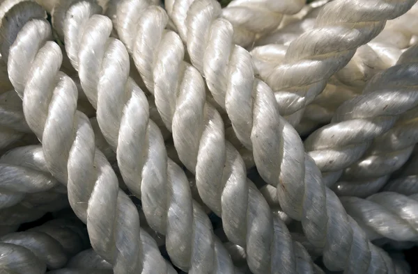 重ね合わせたロープの背景ホワイト. — ストック写真