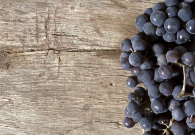 Grunge ahşap tahta üzerinde üzüm.