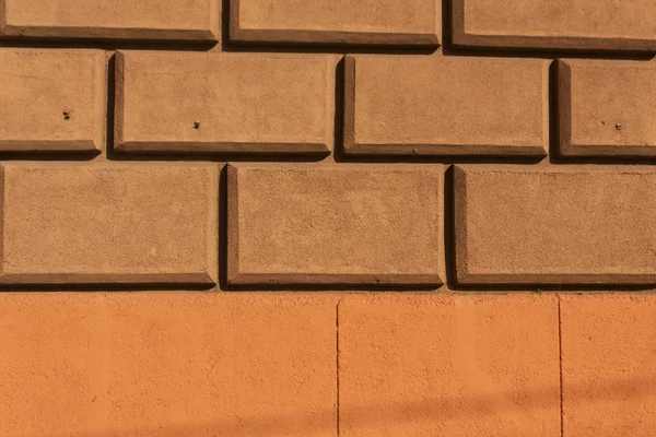 Stilisierte Wandstruktur aus braunen und orangefarbenen Ziegeln. — Stockfoto