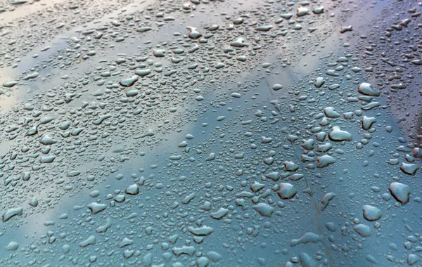 Gotas de chuva na superfície de metal azul . — Fotografia de Stock
