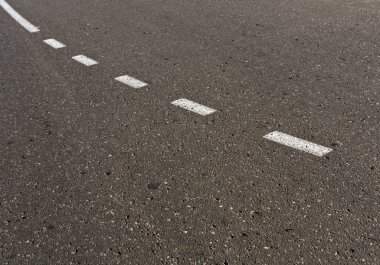 Eski asfalt üzerinde beyaz ışıklı