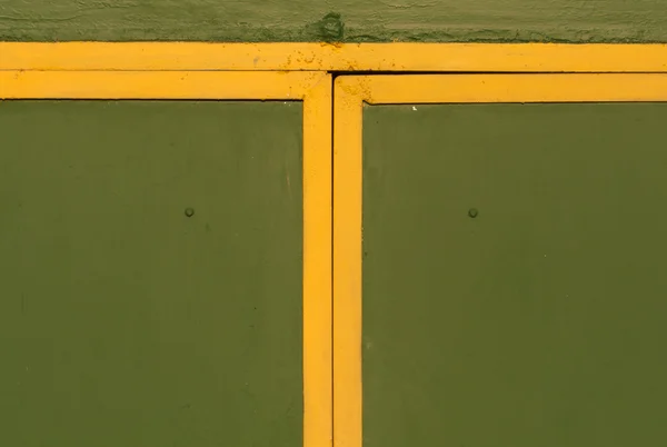 Зеленые и желтые металлические ворота . — стоковое фото