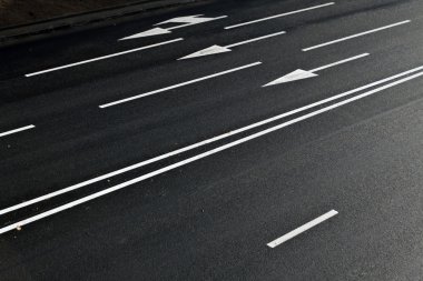 Çizgiler ve asfalt yolda okları