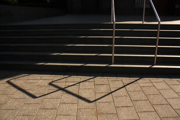 Treppe mit Geländer. Licht und Schatten. — Stockfoto