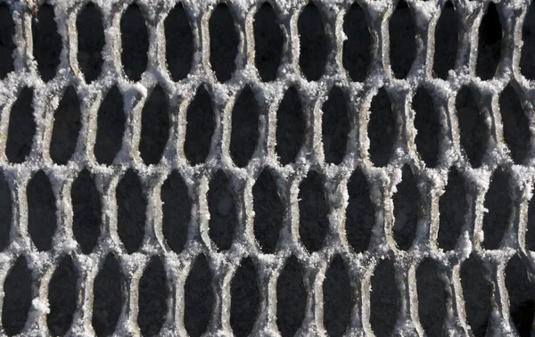 Neve e gelo sulla superficie della griglia metallica . — Foto Stock