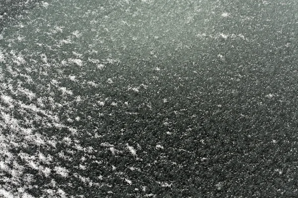 Hielo escarcha y nieve en el vidrio del coche . — Foto de Stock