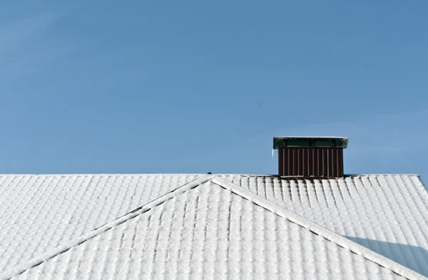 Neve sulla struttura del tetto in metallo . — Foto Stock