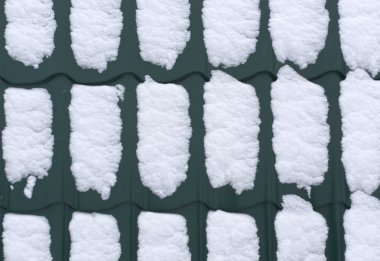 Yeşil metal çatı doku üzerinde kar. 