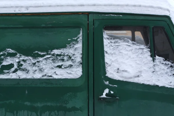 Nieve en coche verde . — Foto de Stock