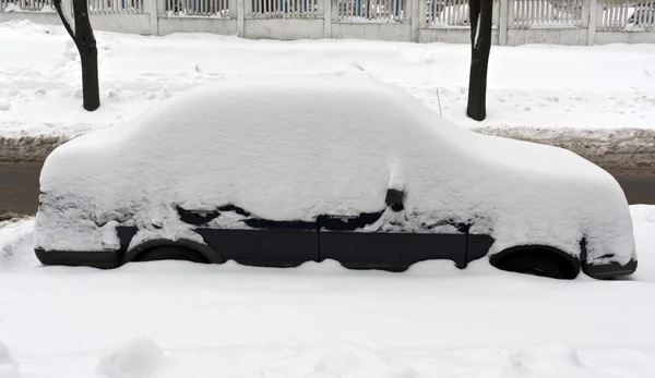 Bil parkerad i snö. — Stockfoto