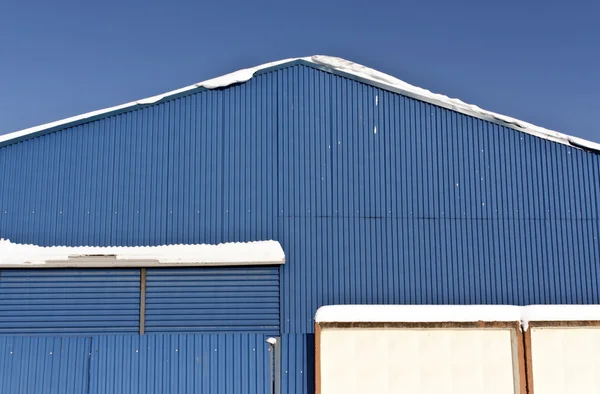 Neve sul tetto del magazzino di metallo blu . — Foto Stock