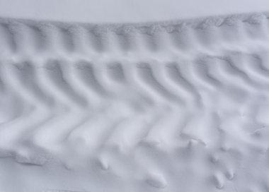 kar üzerinde lastik izleri.