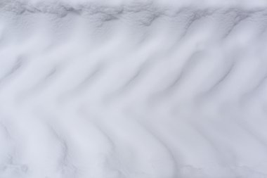 Kamyon lastik izleri karda. 