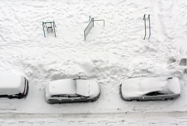 Bilar parkerade i snö. — Stockfoto