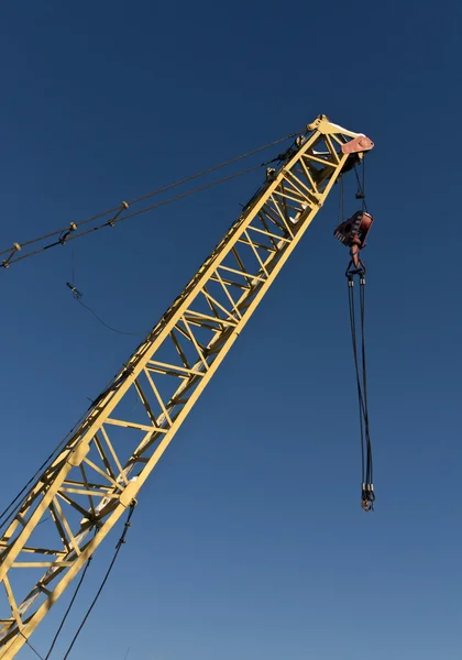 Gele bouw kraan en blauwe hemel. — Stockfoto