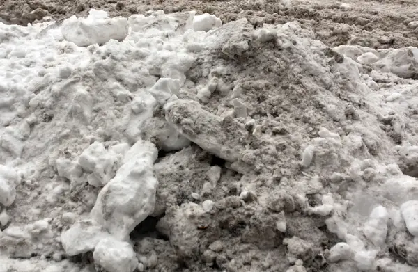 Högen av smutsig snö. — Stockfoto