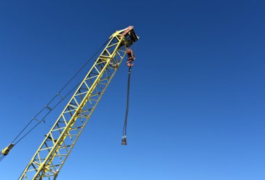 Sarı inşaat vinç ve mavi gökyüzü. 