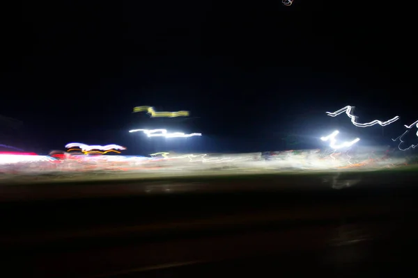アイオワ州フリーウェイの夜の運転 — ストック写真