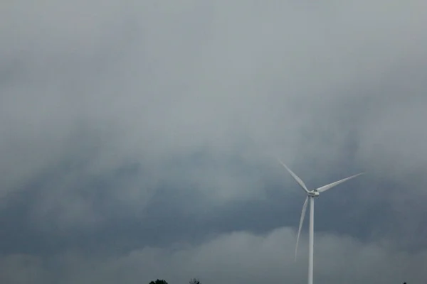 Giant Windmills Κατά Διάρκεια Μιας Συννεφιασμένης Ημέρας Αϊόβα — Φωτογραφία Αρχείου