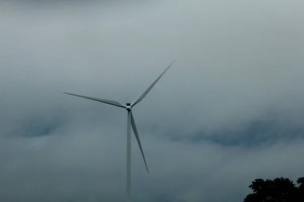 Giant Windmills Κατά Διάρκεια Μιας Συννεφιασμένης Ημέρας Αϊόβα — Φωτογραφία Αρχείου