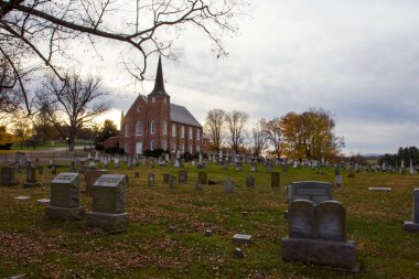 Kırsal bir kilise ve mezarlık manzarası