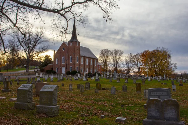 Uma Vista Uma Igreja Rural Cemitério — Fotografia de Stock