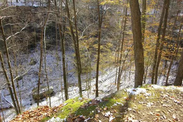 Hafif Bir Karın Ardından Sonbaharda Hemlock Cliffs Indiana — Stok fotoğraf