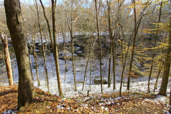 Hemlock Cliffs Φθινόπωρο Μετά Από Ένα Ελαφρύ Χιόνι Ιντιάνα — Φωτογραφία Αρχείου