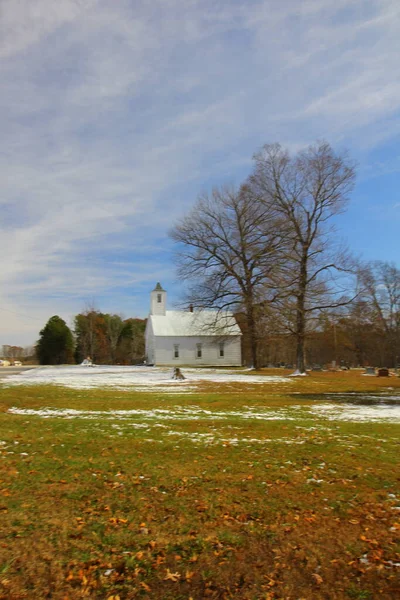 Chiesa Autunno Con Neve Intorno — Foto Stock