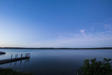 Michigan Elk Gölü 'ne ve çevresine bakıyor