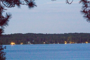 Michigan Elk Gölü 'ne ve çevresine bakıyor