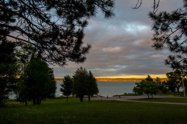 Michigan Elk Gölü Çevresine Bakıyor — Stok fotoğraf