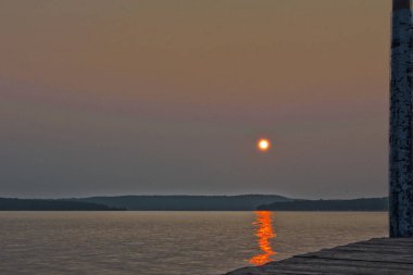 Michigan Elk Gölü 'ne ve çevresine bakıyor