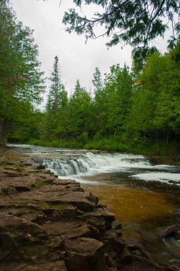Michigan 'ın Aşağı Yarımadasında Oquecoc Şelalesi