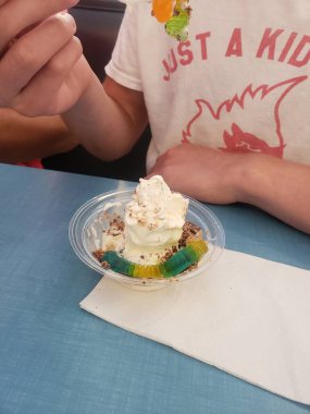 Çocuk jelibon solucanlarıyla dondurma yiyor.