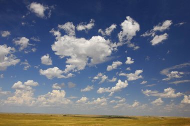 Güney Dakota 'daki Büyük Ovalarda Bulutlarla Güneşli Gün