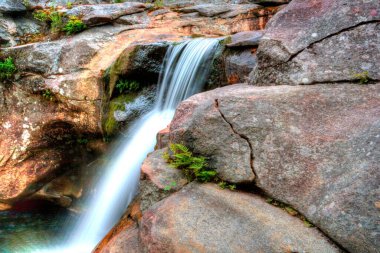 Auger Falls 'un, Grafton Notch State Park' ın, Maine 'in canı cehenneme.