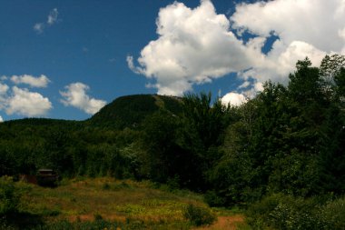 Maine kırsalında Küçük Tepe ve Mavi Gökyüzü