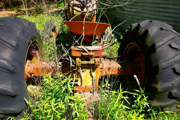 Pieces Rusting Junk Surrounded Weeds — Stock Photo, Image